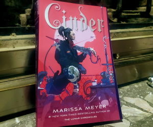 Book Review: Cinder (Lunar Chronicles Book #1) by Marissa Meyer